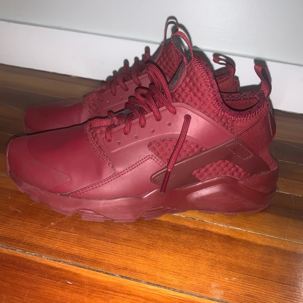 Nike maroon air huarache